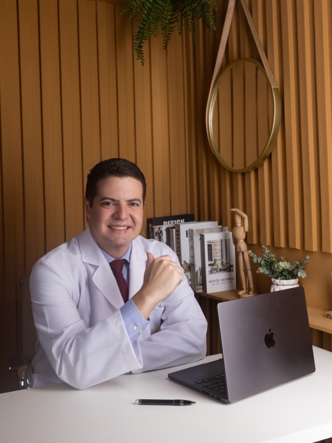 Dr. Carlos Macedo em seu escritório